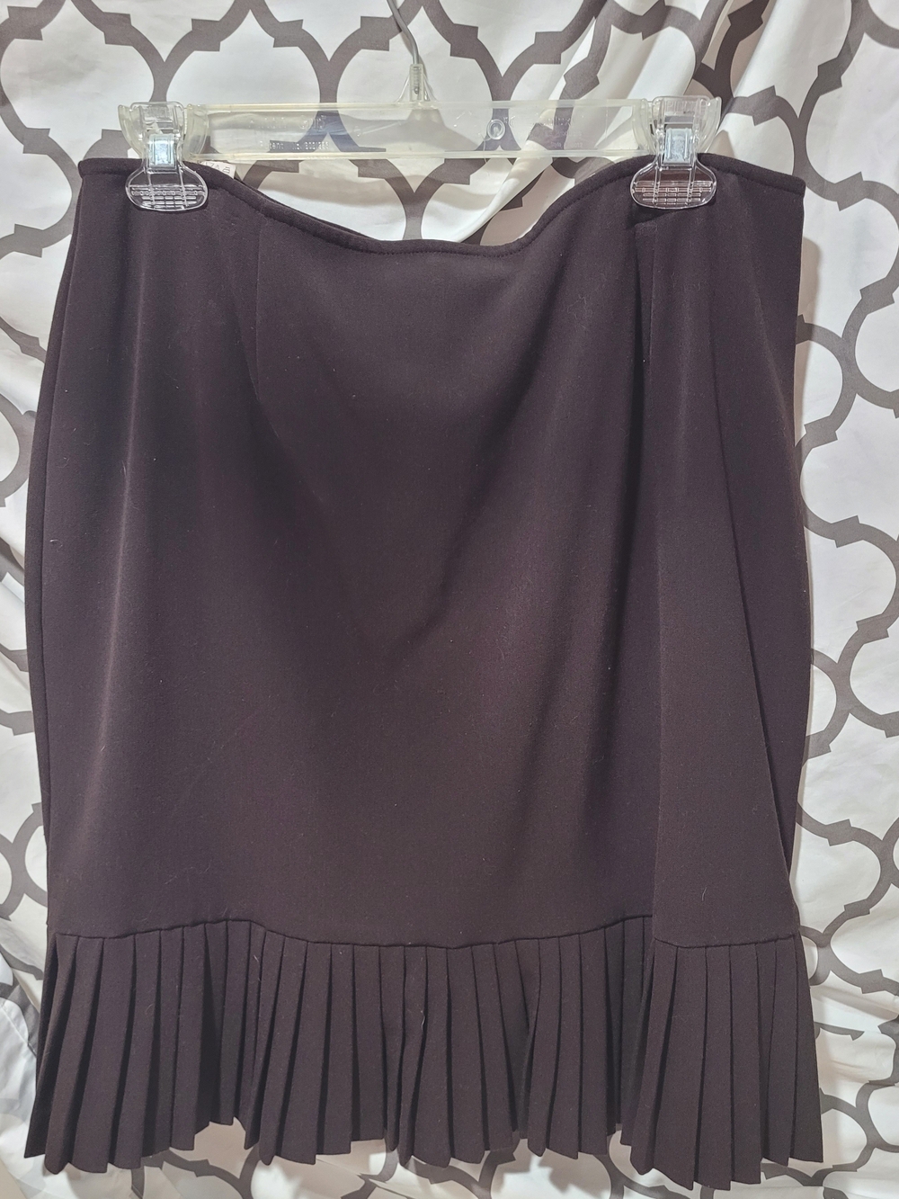 Briggs New York Black Pleated-Hem Pencil Skirt